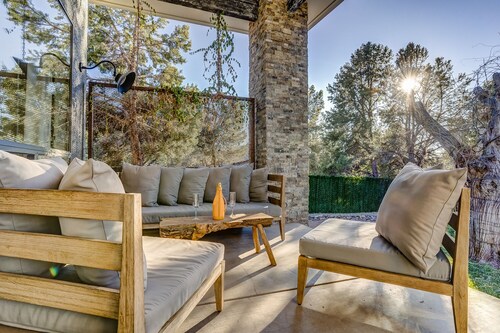 3BR Sedona retreat with red rock views, hot tub, and patio