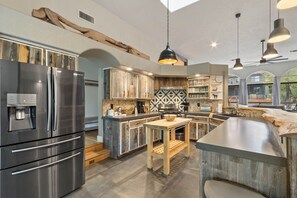 冷蔵庫、電子レンジ、オーブン、コンロ