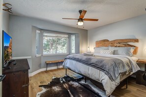 3 bedrooms, desk, iron/ironing board, travel cot