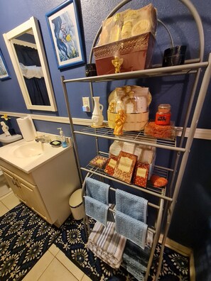 SĂšche-cheveux, serviettes fournies, savon, shampoing