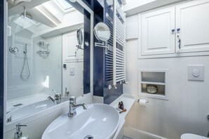 Dusche, Haartrockner, Bidet, Handtücher