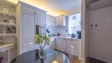 Frigorifero, forno, piano cottura, lavastoviglie