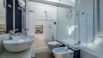 Dusche, Haartrockner, Bidet, Handtücher