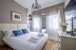 2 chambres, coffres-forts dans les chambres, fer et planche à repasser