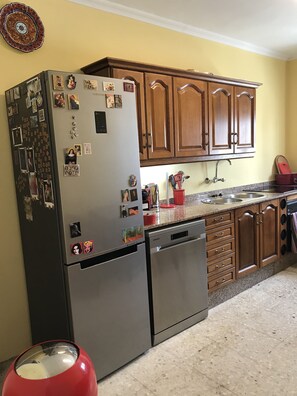 Een koelkast, een microgolfoven, een oven, een kookplaat