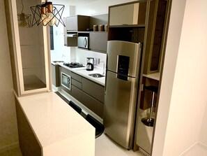 Geladeira, micro-ondas, fogão, liquidificador