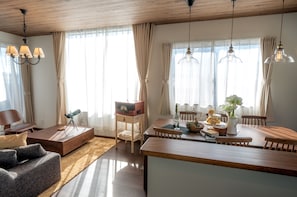 Villa, 3 habitaciones | Zona de estar | Una televisión de pantalla plana, Netflix, servicios de streaming