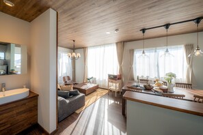 Villa, 3 habitaciones | Área de sala de estar | Televisión de pantalla plana, Netflix y servicios de streaming