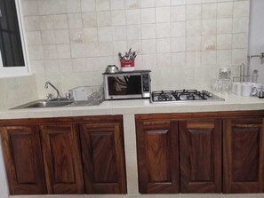 Køleskab, mikrobølgeovn, kogeplade, kaffe-/temaskine