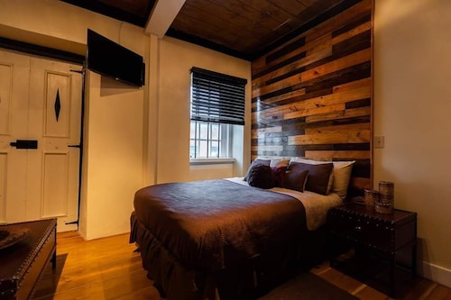 Modern Cozy Studio 🎨 Shopping 🛍Historical 10 minute drive to 🏖 