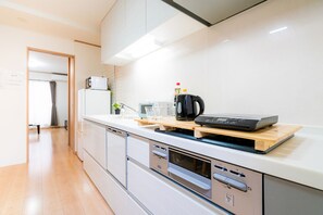 Family House 6 minutes from Nijo Station | Private kitchenette | Fridge, microwave, stovetop, electric kettle - Karan Nijo South (Kyoto)