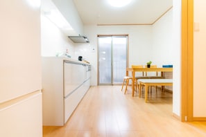 ファミリー貸切一軒家 二条駅から徒歩6分 | 客室内のダイニングエリア