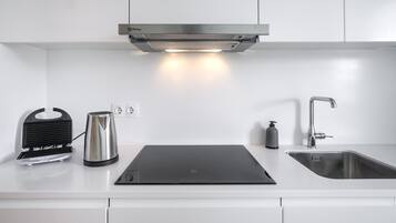 Kjøleskap, mikrobølgeovn, ovn og kokeplater