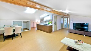 Family Suite (Contact pension in advance) | Living area - Daecheon Hub Pension (Boryeong)