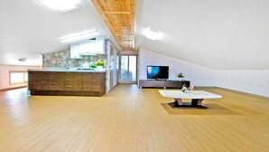 Family Suite (Contact pension in advance) | Living area - Daecheon Hub Pension (Boryeong)