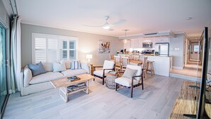 Un salon moderne avec un canapé, une table basse et un coin repas.