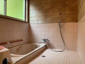 Casa tradicional (Private Vacation Home) | Banheiro | Banheira e chuveiro separados, produtos de toalete grátis