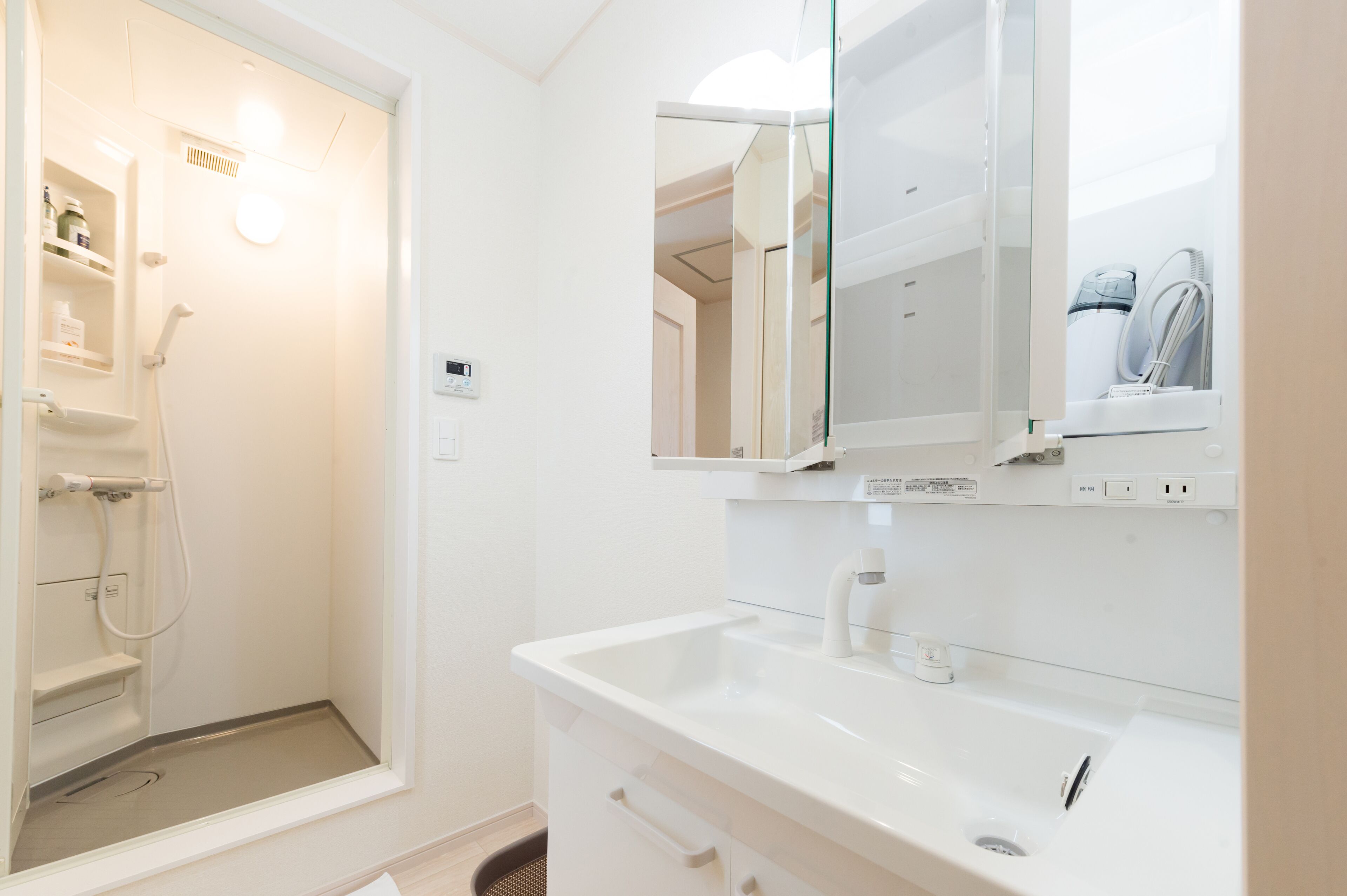 Villa 1 | バスルーム | バスアメニティ (無料)、ヘアドライヤー、スリッパ、洗浄機付トイレ