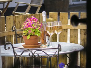 Outdoor dining - Strawfields. Fantastic rural location. Close to beaches. Games barn and Alpacas. (Ilfracombe)