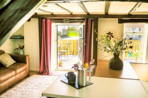 TV connectée, table de tennis de table, livres