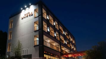 Bagian depan properti - sore/malam