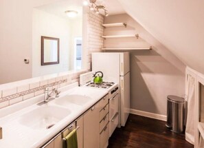 Kühlschrank, Ofen, Kochgeschirr/Geschirr/Besteck