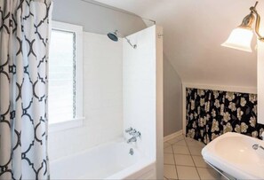 SĂšche-cheveux, savon, shampoing, papier toilette