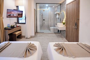 Deluxe-dobbeltværelse | Badeværelse | Brusehoved med spredningseffekt, gratis toiletartikler, hårtørrer
