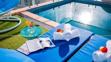 Piscine extérieure, parasols de plage, chaises longues