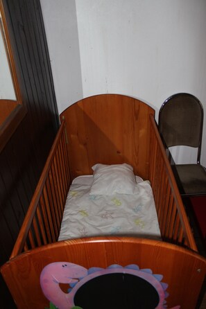 Bügeleisen/Bügelbrett, Reisekinderbett, kostenloses WLAN, Bettwäsche
