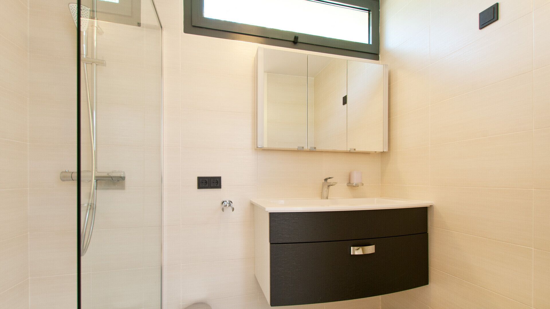 Shower, hair dryer, towels, shampoo