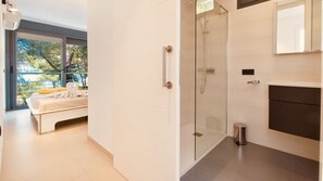 Dusche, Haartrockner, Handtücher, Shampoo