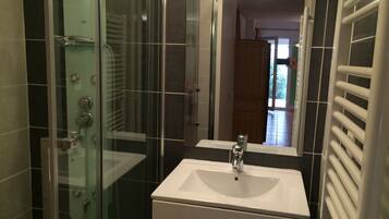 Doccia, asciugacapelli, asciugamani