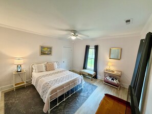 2 bedrooms, iron/ironing board, free WiFi, bed sheets - A Beautifully Kept Historic Retreat, Walking Distance to Downtown (Washington)