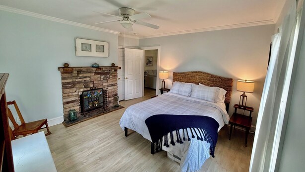 Unclassified image, 1 of 20, button - A Beautifully Kept Historic Retreat, Walking Distance to Downtown (Washington)