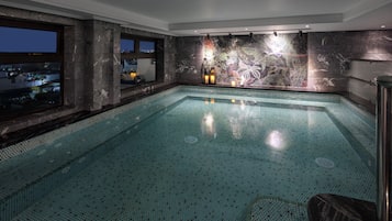 Indoor spa tub