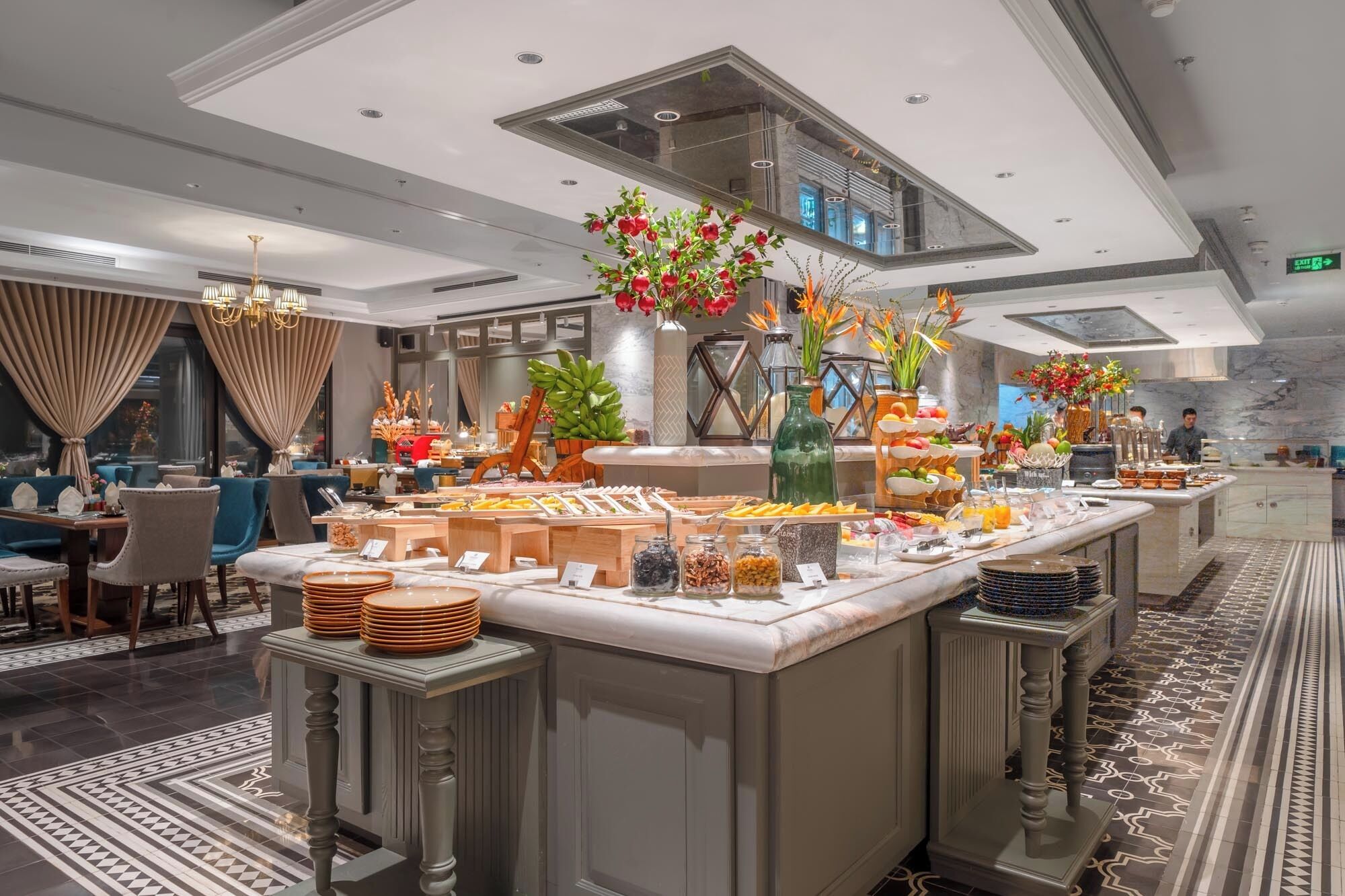 Daily buffet breakfast (VND 450000 per person)