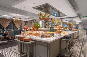 Daily buffet breakfast (VND 450000 per person)