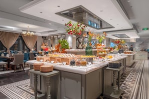 Daily buffet breakfast (VND 450000 per person)