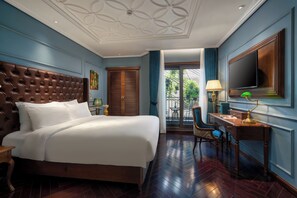 Luxe suite | Een minibar, een kluis op de kamer, een bureau, verduisterende gordijnen