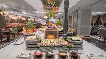 Daily buffet breakfast (VND 450000 per person)