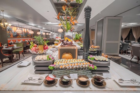 Daily buffet breakfast (VND 450000 per person)