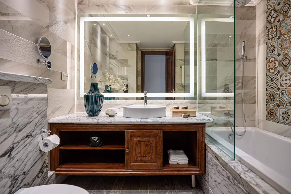 separate bathtub and shower, deep-soaking bathtub, rainfall showerhead