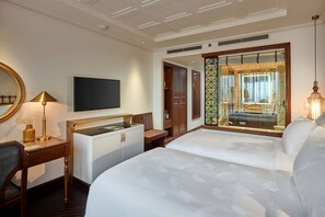 Minibar, in-room safe, desk, blackout curtains - Peridot Grand Luxury Boutique Hotel (Hanoi)