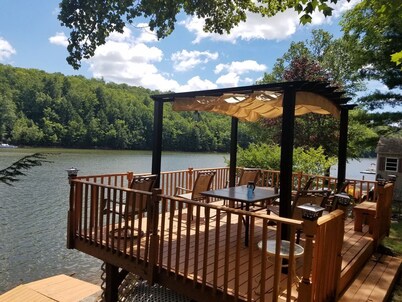 5 Bedroom Lakefront, Hot Tub, Game Room, Private Yard, Deck, kayaks 