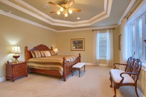 6 slaapkamers, een strijkplank/strijkijzer, reisbedje, gratis wifi