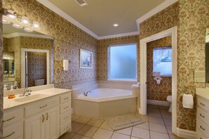 Ensemble baignoire-douche, baignoire à remous, séchoir à cheveux