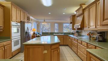 大型雪櫃/冰箱、微波爐、焗爐、爐具