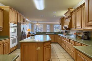 Großer Kühlschrank, Mikrowelle, Ofen, Herdplatte