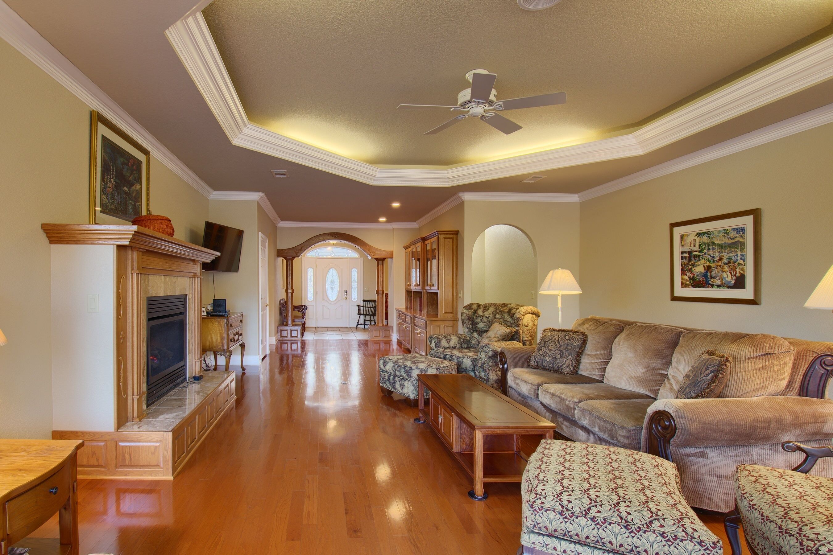 智能電視、壁爐、乒乓球設施、書籍